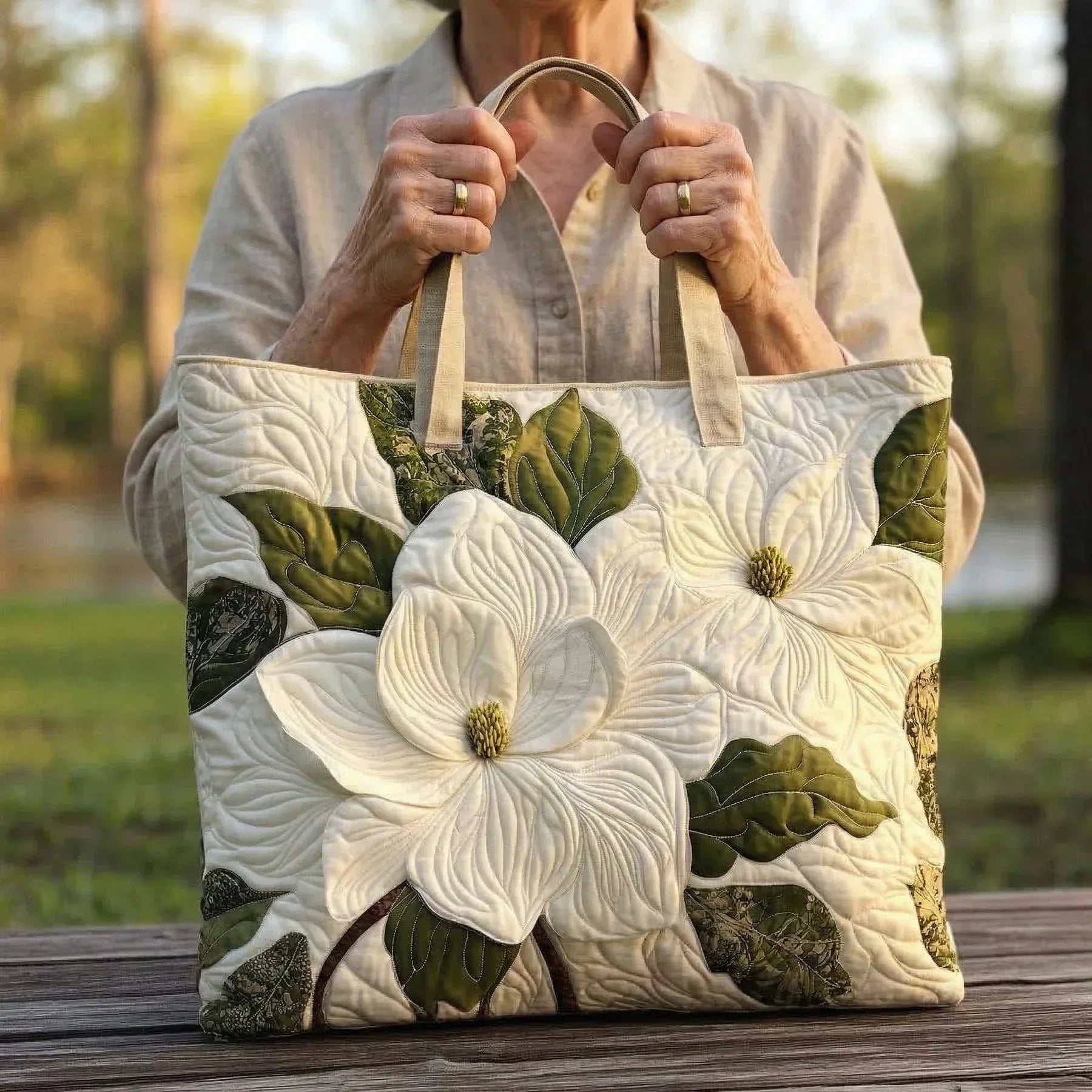 Handgefertigte Stepptasche – Elegante Weiße Lilie